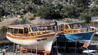 Demre’de Çayağzı Limanı ve Sufat Sahili’nde kış döneminde karaya çekilen irili ufaklı 100’ün üzerindeki yat, yeni turizm sezonu öncesi bakım onarıma alındı. Havaların ısınmasıyla bölge şantiye alanına dönerken, yat sahipleri ve ustalar yenileme çalışmaları yapıyor. Eski boyaları kazınan ve çürüyen […]