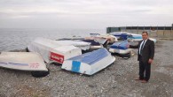 İzmir’in en güzel ve kentin gürültüsünden uzak deniz kenarlarından Altıevler Sahili’nde vatandaşların, teknelerini çekek yeri ve mendirek olmadığı için ters çevirerek yol kenarlarına bıraktığı gözlendi. Tekne ve Yat İmalatçıları Kooperatifi Başkanı ve aynı zamanda AK Parti Narlıdere İlçe Başkanı olan […]