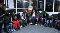 Şiddetli rüzgarın hakim olduğu Bodrum’da, yasal olmayan yollardan Yunanistan’ın Kos (İstanköy) Adası’na geçmeye çalışan Afgan uyruklu ikisi çocuk, beşi kadın 18 kaçak, altı metrelik lastik botla bu gece yarısı denize açıldı. Ancak bir süre sonra bindikleri bot akıntıyla birlikte sürüklenmeye […]