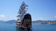Avrupa’nın en büyük korsan gemisi konseptli gezi teknesi ‘Barbossa‘, MarmarisLimanı’na demir attı. Sezon boyunca ilçede hizmet verecek gezi teknesinin standart tur rotalarında seyretmeyeceği vurgulandı. Alanya’dan yola çıkan ve Marmaris Limanı’na demir atan 400 yolcu kapasiteli ve 46 metre uzunluğundaki ‘Barbossa’, dikkat […]