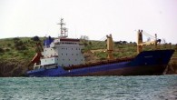 Balıkçıların yedeğe aldığı gemi, Foça Limanı önlerinde zorunlu olarak karaya oturtuldu. Geçen şubat ayında, hacizli olduğu için demirli tutulduğu Aliağa’dan sürüklenmeye başlayan Türk bayraklı, 3 bin 936 grostonluk “Bodyer” isimli kuru yük gemisi, Foça önlerine geldi. Rüzgarın yön değiştirmesiyle Foça […]