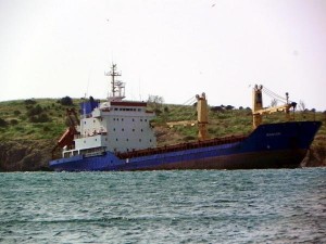 Balıkçıların yedeğe aldığı gemi, Foça Limanı önlerinde zorunlu olarak karaya