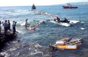 Yaklaşık 100 kişiyi taşıyan gemi Rodos Adası açıklarında karaya oturdu.