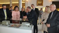 21 Nisan 2015 Salı – Kültür ve Turizm Bakanlığı öncülüğünde açılan sergide İslam’ın ışığından yansıyan sanat eserleri yanında ağırlıklı olarak Hz. Muhammed’e ait Sakalı Şerifler (Lihye-i Saadetler) vepeygamberimizi simgesi Gülü betimleyen Gülabdanlar, Buhurdanlar, Tezhipli Delal-ül Hayratlar (Peygamber Efendimize getirilen Selavatların yazıldığı küçük […]
