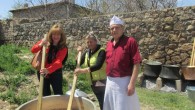 22 Nisan 2015 Çarşamba – NİLGÜN ATAR- turizmhaberleri.com NİĞDE KÜLTÜR VE TURİZM DOSYASI-1 YEŞİLBURÇ HELVA ŞENLİĞİ İZLENİMLERİ Öyle bir köy düşünün ki; ilk kez gördüğünüz köy halkı 40 yıldır sizi bekliyormuş gibi karşılasın.. Hiç tanımadığınız insanlarla sarmaş dolaş olun bir anda.. Öyle […]