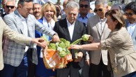 02 Mayıs 2015 Cumartesi – İzmir Büyükşehir Belediyesi, Urla Belediyesi ve İzmir Ekonomi Üniversitesi işbirliği ile düzenlenen “1. Urla Uluslararası Enginar Festivali” kortej yürüyüşü ile başladı. Cumhuriyet Meydanı ile Malgaca Pazarı arasında İzmir Büyükşehir Belediye Bandosu eşliğinde gerçekleşen yürüyüşte renkli görüntüler oluştu. […]