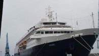 Bahama bayraklı M/S Minerva adlı yolcu gemisinde çoğunluğu Alman yolcular olmak üzere İngiltere, Fillandiya, Yunanistan gibi ülkelerden gelen 256 turist ve 180 mürettebat bulunuyor. Sinop Limanı’ndan gelen gemi Trabzon Limanı’ndan bu akşam saatlerinde hareketle Batum Limanı’na gideceği belirtilirken, gelen turistlerin […]