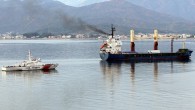 Sahil güvenlik botu TCS 83 önderliğinde Fethiye Körfezi’ne giren “Tuna-1” gemisinin Şövalye Adası açıklarında demirlemesi bekleniyor. Gemide bulunan yaralılar ise TCS 83 botu ile limana getirilecek. Alanda, yaralıların hastaneye götürülmesi amacıyla ambulanslar bekletiliyor. Kaptanın cenazesi Muğla’da Öte yandan saldırıda hayatını […]