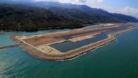 Ordu Valisi İrfan Balkanlıoğlu Gülyalı İlçesi’nde deniz üzerine dolguyla yapılan Ordu-Giresun Havalimanı’nın 22 Mayıs’ta Cumhurbaşkanı Recep Tayyip Erdoğan ve Başbakan Ahmet Davutoğlu’nun katılımıyla açılacağını söyledi. Türkiye’nin ve Avrupa’nın deniz üzerine dolguyla yapılan ilk havalimanı olan Ordu-Giresun Havalimanı çalışmaları iki ile […]