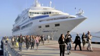 Türkiye’de denizyoluyla en çok turistin geldiği Aydın‘ın Kuşadası ilçesinde esnaf, bu durumdan yeterince istifade edemedğini söylüyor. Turistlerin çarşılara girmediğini, doğrudan tarihi ören yerlerine ve rehberlerin anlaşmalı olduğu büyük mağazalara götürüldüğünü belirten esnaf, geçen yıl gemiyle gelen turistlerin ilçe merkezine uğraması, […]