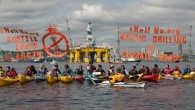 Arktik bölgesinde petrol aramak için Amerikan hükümetinden onay alan Shell’e, Seattle’da çevrecilerin tepkisi dinmiyor. Petrol arama platformlarını kent limanına bırakan Shell, bir haftada birkaç kez protesto edildi. “Shell’e hayır” diye slogan atan çevreciler, Arktik bölgesinin hassas ekolojik dengesine vurgu yapıyor: “Burada […]