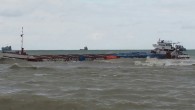 Samsun’da 7 Ocak 2015 tarihinde meydana gelen şiddetli fırtınada Mert Irmağı’nın Karadeniz’e döküldüğü yerde karaya oturan 1985 yapımı 3 bin 651 tonluk kuru yük gemisi Gulf Rio, Aras Deniz İnş. A.Ş tarafından tahliye edilerek Ünye’ye çekildi. Karadeniz Ereğli Liman Başkanlığı’nın […]