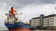 İzmir’in Dikili ilçesi Çandarlı sahilinden, 10 Şubat’ta fırtınanın etkisiyle, mürettebatsız olarak 25 deniz mili sürüklenip Karaburun’un Mordoğan Mahallesi’nde balıkçı barınağında karaya oturan Gofer B adlı gemi, haciz kararlarından dolayı 5 aydır kurtarılamadı. Turizmci, balıkçı ve esnaf, “Hayalet gemi” olarak nitelendirilen […]