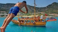 Mersin’inTaşucu’nda turizm işletmelerinde düzenlenen turlarla, farklı koylarda denizin tadını çıkaran yerli ve yabancı turistler, Holmi Harabeleri, Liman Kalesi, Dana Adası gibi tarihi yerleri görme imkanı buluyor. Turistler ayrıca yat turlarında Akdeniz’in mavi sularında serinlemenin yanında köpük şov ve çeşitli animasyon […]