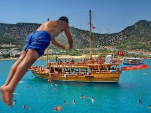 Mersin’inTaşucu’nda turizm işletmelerinde düzenlenen turlarla, farklı koylarda denizin tadını çıkaran