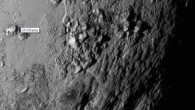 Amerikan Havacılık ve Uzay Dairesi (NASA), uzay aracı “New Horizons” (Yeni Ufuklar) tarafından çekilen “gizemli gezegen” olarak bilinen Plüton’un yeni fotoğraflarını dağıttı. NASA Bilim Başkanlığı yöneticilerinden John Grunsfeld, gazetecilere yaptığı açıklamada, uzay aracının yeni çektiği fotoğraflarda Plüton’un bazı bölgelerinde hareket eden buz kütlelerinin ve etrafında puslu bir katmanın görüldüğünü belirtti. Plüton’a […]