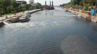 Kurbağalıdere’den çıkan tonlarca balçık Marmara Denizi’ne dökülüyor. Çevrecilerin görüntüsünü çektiği balçık yüklü gemi, yükünü Yassıada açıklarında denize boşaltıyor. Kadıköylüleri perişan eden ağır kokusu nedeniyle Kurbağalıdere’deki çalışmalar hız kazanmıştı. Kokunun nedeni dere tabanındaki balçıktı. ”Yengeç” adı verilen dip tarama gemisiyle balçık toplanıp […]