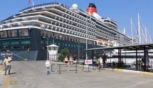 Bermuda bayraklı dev kruvaziyer “Queen Victoria”, Bodrum’a geldi. Yunanistan’ın Mykonos Adası’ndan gelen