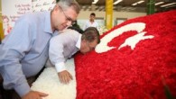 10 Eylül 2015 Perşembe – Sosyal sorumluluk projeleri ve çeşitli etkinlikleriyle Başkentlilerle buluşan Ankara Alışveriş Festivali, anlamlı bir rekora imza attı. ATO Çiçekçiler ve Baharatçılar Meslek Komitesi, Ankamall Alışveriş Merkezi nde 60 metre uzunluğundaki masa üzerinde 53 bin 645 adet çiçek kullanarak, […]