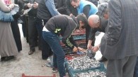 Tokat’ta 30 yıllık balıkçı Halil Üneş, ihtiyaç sahibi kişilere ücretsiz 2 ton hamsi dağıttı. Niksar Yolu Kavşağında balık satışı gerçekleştiren 50 yaşındaki Halil Üneş, ihtiyaç sahiplerine dağıtılmak üzere belediyeye bağlı Aşevi Müdürlüğü’ne hamsi bağışlamak istedi. Ancak belediye görevlileri, Aşevi Müdürlüğü’nün […]