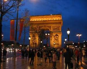2015’i 16 milyonun üzerinde yabancı turistle kapatması öngörülen Paris’te yaşanan