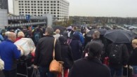 İngiltere’nin başkenti Londra’da bulunan Gatwick Havalimanı’nın kuzey terminalinde silahlı bir kişi yakalandı. Silahın bir yolcunun çantasında bulunduğu bildirilirken, havalimanının tahliye edildiği belirtiliyor. Öte yandan polis şüpheli bir paket bulunduğunu da açıkladı. Kaynak: Turizm Gazetesi