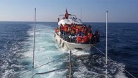 Sahil Güvenlik kamerası, içinde 84 Suriye uyruklu kaçağın bulunduğu yatın yakalanma anını kaydetti. Bozcaada Yat Limanı’nda 10 gün bağlı bekleyen yelkenli bir yattan şüphelenen Sahil Güvenlik ekipleri, takibe aldı. Geçen çarşamba günü, yat Bozcaada Limanı’ndan denize açıldı, Akvaryum Koyu’na demir […]