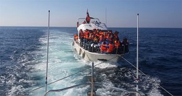 Sahil Güvenlik kamerası, içinde 84 Suriye uyruklu kaçağın bulunduğu yatın