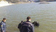 Kahramanmaraş’ta eşi ve çocuklarıyla birlikte balık tutarken dengesini kaybedip baraj göletine düşen bir kişi boğularak can verdi. Edinilen bilgilere göre, Kahramanmaraş’ın Mağralı Mahallesi’nde ikamet eden Muharrem Özdoğan (43), eşi Arife Özdoğan ve bir çocuğuyla balık tutmak için Kılavuzlu Barajı’na geldi. […]
