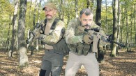 Eski SAT subayları Ali Türkşen ve Levent Bektaş, iş dünyasının monotonluğundan sıyrılmak isteyenlere özel dersler veriyor. Amaçları, hayatın tekdüzeliğine sıkışıp kalanları heyecan dolu bir yolculuğa davet etmek… Yargılandıkları Balyoz ve Poyrazköy davalarından beraat ettikten sonra sivil hayata başlayan iki ünlü […]