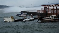 Marmara Denizi’ndeki fırtına balıkçıları vurdu. Şiddetli olan fırtına nedeniyle Bandırma’da balıkçı tekneleri limandan ayrılamadı. İki gündür etkili olan fırtına yüzünden balıkçılar denize açılamayınca tezgahlar boş kaldı. Teknelerin fırtına nedeniyle barınaklarla Bandırma Limanı’na sığınmak zorunda kaldığını dile getiren balıkçılar, “Fırtına denize […]