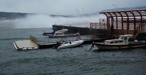 Marmara Denizi’ndeki fırtına balıkçıları vurdu. Şiddetli olan fırtına nedeniyle Bandırma’da
