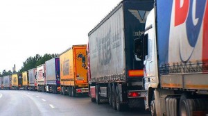 Rusya tarafından geçişi engellenen Orta Asya yolcusu Türk TIR’ları için