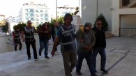 Muğla’nın Marmaris İlçesi’nde balıkçı teknelerinin motorlarını çalan 2 zanlı, suçüstü yakalanmalarına rağmen suçlamaları reddetti. Zanlılar sevk edildiği adliyede tutuklandı. Marmaris’in Tepe Mahallesi’ndeki Azmak Deresi’nde demirli 2 balıkçı teknesinin birer gün arayla gündüz saatlerinde motorlarının çalınması üzerine, polis arama başlattı. Sivil […]