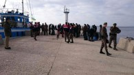 Çanakkale’nin Bozcaada İlçesi’nden Yunanistan’ın Midilli Adası’na yelkenli bir yatla geçmeye çalışan 84 Suriye uyruklu sığınmacı , Sahil Güvenlik ekiplerince yakalandı. Ayrıca 4 organizatörün gözaltına alındığı açıklandı. Bozcaada Yat Limanı’nda 10 gündür bağlı bulunan yelkenli bir yattan şüphelenen Sahil Güvenlik ekipleri […]