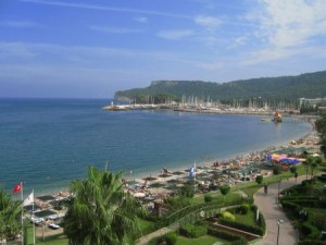 Antalya’nın büyük ölçüde Rus pazarna bağlı turistik ilçesi Kemer’de otelciler