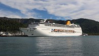 AA’nın haberine göre; İzmir ziyaretinin ardından rotasını Güney Ege’ye çeviren kruvaziyer, Marmaris Limanı’nın büyük rıhtımına yanaştırıldı. 216 metre uzunluğundaki gemide çoğu Alman ve Fransız yaklaşık bin yolcu ve 518 personelin bulunduğu belirtildi. Gümrük işlemlerinin tamamlanmasının ardından gemiden gruplar halinde ayrılan […]