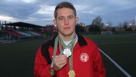 Samsun’da yaşayan 18 yaşındaki down sendromlu Ali Topaloğlu, sosyalleşmesi için yönlendirildiği sporda, Güney Afrika’da düzenlenen Dünya Down Sendromlular Atletizm Şampiyonası’nda iki altın, bir gümüş madalya kazandı. Babası sosyalleşmesi için spora yönlendirdi Babasının, sosyalleşmesi amacıyla iki yıl önce spora yönlendirdiği Topaloğlu, […]