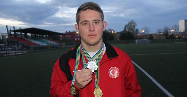 Samsun’da yaşayan 18 yaşındaki down sendromlu Ali Topaloğlu, sosyalleşmesi için