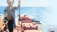 1 yaşından beri uzak yol kaptanı babası ve Türkiye’nin ilk kadın uzak yol gemi başmühendisi annesiyle birlikte hayatı gemide geçen 4 yaşındaki Mercan daha şimdiden dünyanın etrafını tam iki kez dolaşacak kadar denizlerde kaldı Babası uzak yol kaptanı annesi Türkiye’nin […]