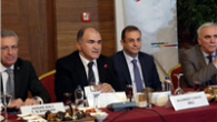 Uçak düşürme krizi sonrası turizm, tarım ve ticaret sektörlerinin yaşanan krizin etkilerini azaltmak için finans sektörü temsilcisi Türkiye Bankalar Birliği ve yönetim kurulu üyeleri ile turizm, tarım, ticaret ve ihracatçıların sorunları tartışıldı. Antalya’nın turizm bölgesi Kundu’daki Aska Lara Otelde düzenlenen […]