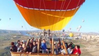 Kapadokya’da faaliyet gösteren sıcak hava balonları ile 2015 yılında 500 bin turistin Kapadokya’yı gökyüzünden seyrettiği ve balon turizminden bölgeye yıllık 100 milyon Avro gelir sağlandığı belirtiliyor. Göreme Belediye Başkanı Nuri Cingil, gün bazında dünyada en çok uçuş yapılabilen yerin Kapadokya […]