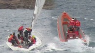 Bodrum’u kısa süreli ama oldukça kuvvetli bir sağnak yağış vurdu. Yağmurun ardından hava düşünce, heyecan yeniden başladı. Ne var ki peşinden rüzgarın yeniden güçlenmeye başlaması ve denizi köpürtmesi uzun sürmedi. İstanbul’dan gelen diğer bir tekne olan Serdar Çalışkan yönetimindeki Bold […]