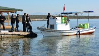 Balıkçıların Tekağaç deniz feneri açıklarında ceset olduğu ihbarı üzerine olay yerine giden sahil güvenlik ekipleri, sudan üzerinde tulum çizmesi ve balıkçı kıyafetleri bulunan cesedi çıkardı. Araştırmada cesedin Sökeli balıkçı Ali Adem Erge’ye (36) ait olduğu belirlendi. Erge’nin sığ suda avcılık […]