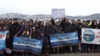 Ellerinde “Küçük balığı tutma, alma, yeme”, “Bilinçsiz avlanmaya hayır” yazılı pankartlar bulunan grup “Bogaz’da gırgıra hayır”, “Boğaz’da katliam istemiyoruz” şeklinde slogan attı. Eyleme CHP İstanbul Milletvekilleri Mahmut Tanal ile Onursal Adıgüzel de destek verdi. “GELECEĞİMİZİ AĞLARINA DOLDURARAK ALIP GÖTÜRÜYORLAR” Grup […]