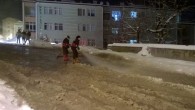Batı Karadeniz bölgesinde etkili olan kar yağışı nedeniyle Amasra’da kar kalınlığı yarım metreye ulaştı. Gece saatlerinde ise, havanın eksi derecelere düşmesi nedeniyle yollarda buzlanma meydana geldi. Amasra’ya gelen araçlar geri dönerken buzlanma nedeniyle rampalarda kaldı. Trafiğin durma noktasına geldiği anlarda […]