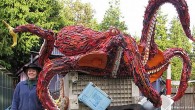 BD’nin Oregon eyaletinde bir sanat projesi için sahillere vuran plastik çöplerden heykeller yapıldı. Projeyle denizlerdeki kirliliğine de dikkat çekilmesi amaçlandı. Bu güzel balık heykeli kıyaya vuran çöplerden yapıldı. Ancak ABD’nin Oregon eyaletinde hayata geçirilen proje sanattan fazlasını amaçlıyor. Heykele daha […]