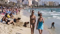 İspanya’nın aralarında ünlü tatil adası Mayorka’nın da bulunduğu Balear Adaları’nda yeni yerel yönetim turizmi ilgilendiren yeni düzenlemeler yaptı. Yeni çıkarılarak yürürlüğe giren ve Aralık 2017’ye dek geçerli olacağı bildirilen yasaya göre, bölgedeki oteller ancak yüzde 20 oranında genişleme yatırımı yapabilecekler. […]