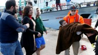 Foça ilçesi Aslanburnu mevkisinde yasa dışı yollardan Yunan adalarına gitmek için denize açılan sığınmacıların içerisinde bulunduğu tekne, 13 mil açıkta su alarak batmaya başladı. Balıkçıların ihbarı üzerine olay yerine gelen Sahil Güvenlik Komutanlığı ekipleri, bölgede arama kurtarma çalışması başlattı. Şu […]