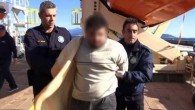 Yunan Sahil Güvenlik ekipleri, geçen Perşembe Sisam Adası açıklarında yakaladıkları Türk insan kaçakçısına diz çöktürüp, kullandığı teknede bulunan ve boğularak hayatını kaybeden üç çocuğun cansız bedenini “ibret olsun diye” uzun süre izletti. Hürriyet’ten Yorgo Kırbaki’nin haberine göre, adının Özcan A. […]